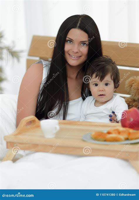 Familia Que Desayuna En Cama En Casa Foto De Archivo Imagen De