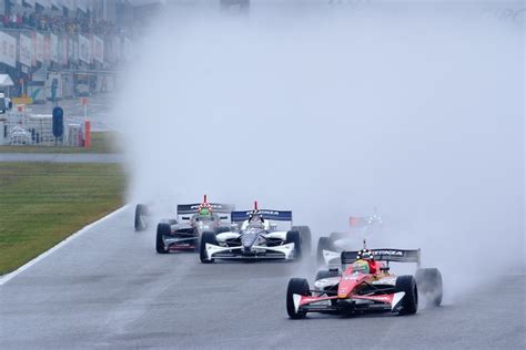 第1レース決勝 雨の中20周の決勝レースがスタートした 2013年SUPER FORMULA第7戦 鈴鹿サーキット Photo