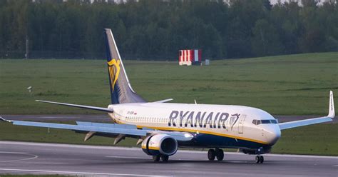 Si Sente Male Sul Volo Torino Lamezia L Aereo Rientra Ma Il Passeggero