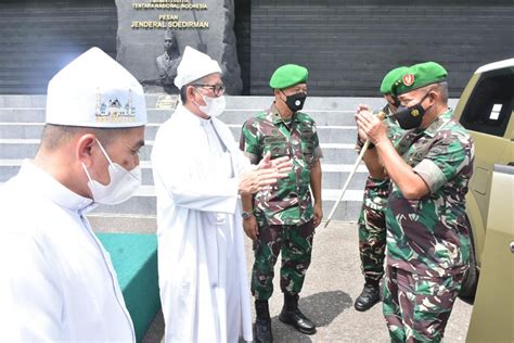 Dudung Abdurachman Menyerahkan Mobil Bantuan Ke Pondok Pesantren