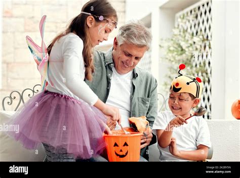 Nous adorons tous halloween Photo de deux adorables jeunes frères et