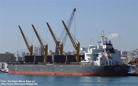 Barcos en Málaga ABUNDANTE DESCARGA DEL BUQUE CL KATE