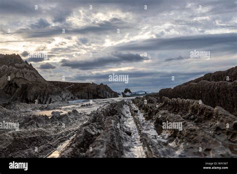 Flysch Itzurun Beach A Sequence Of Sedimentary Rock Layers Zumaia