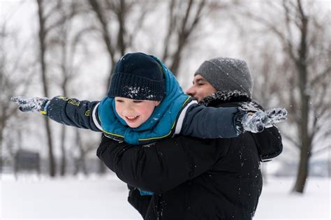 Familie hat spaß im schnee Kostenlose Foto