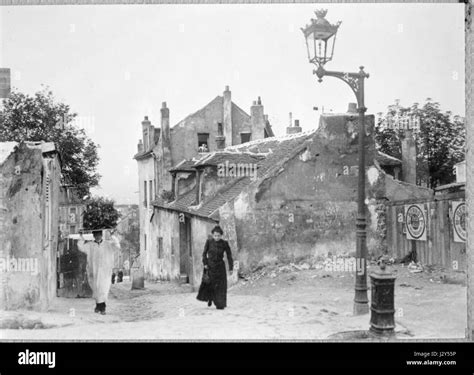 Armoedige Buurt In Parijs Rond 1900 Poor Neighborhood In Paris About