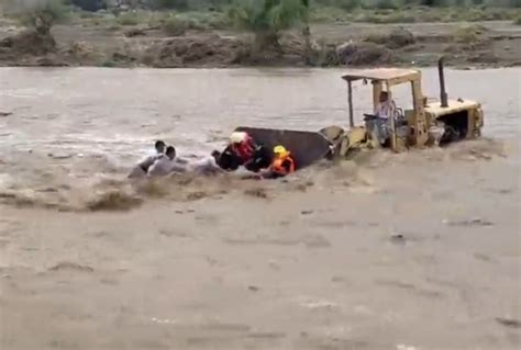 Bisogna salvarli ma la forza del fiume è incredibile lescavatore