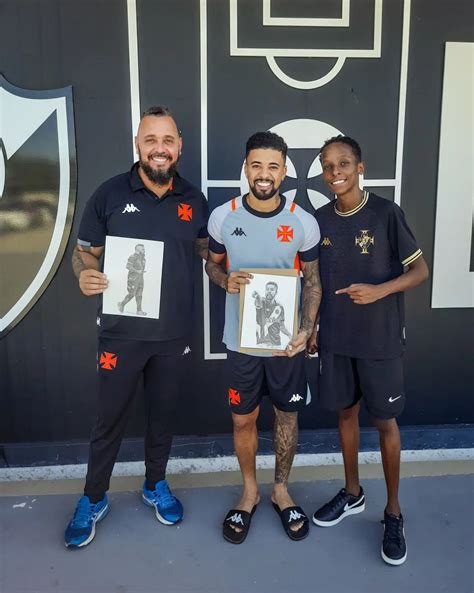 Artista vascaíno Luan Gomes visita CT e entrega desenhos aos atletas