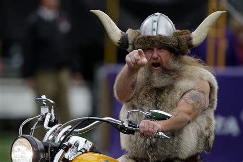 Former Vikings mascot Ragnar trades in helmet for Packers’ cheesehead ...