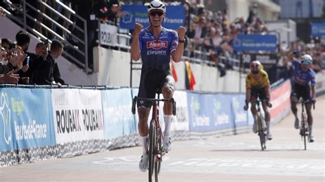 El colosal Van der Poel reina en la París Roubaix