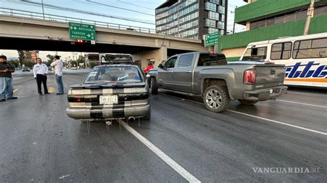 Intenta Cambiar De Carril Sin Precauci N Y Se Estampa Contra Camioneta