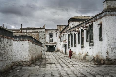 Premium Photo Tibetan Monastery In Shigatse In Central Tibet