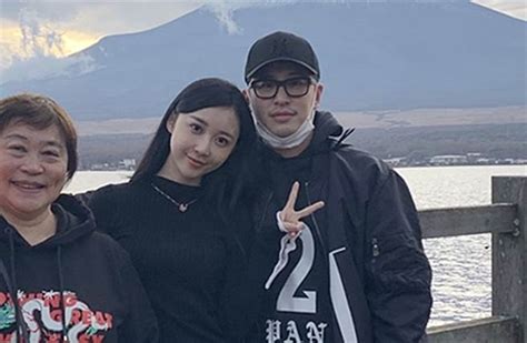 潘瑋柏結婚3年終於辦婚禮！首晒恩愛婚照緊牽內地空姐妻：謝謝大家 星島日報