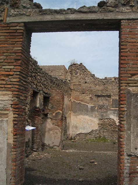 V 2 E Pompeii May 2005 Entrance Doorway Looking East According To