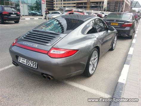 Porsche 911 spotted in Dubai, United Arab Emirates on 04/19/2013, photo 2