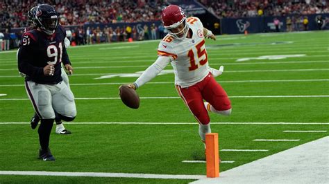 Kansas City Chiefs quarterback Patrick Mahomes wins race to pylon for ...