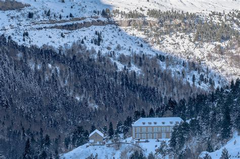 Cirque De Gavarnie En Hiver Randonn E En Raquettes Globefreelancers