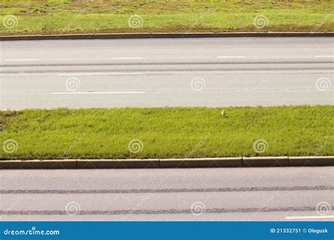 Linha Branca Asfaltada Da Estrada Rodoviária Imagem de Stock Imagem