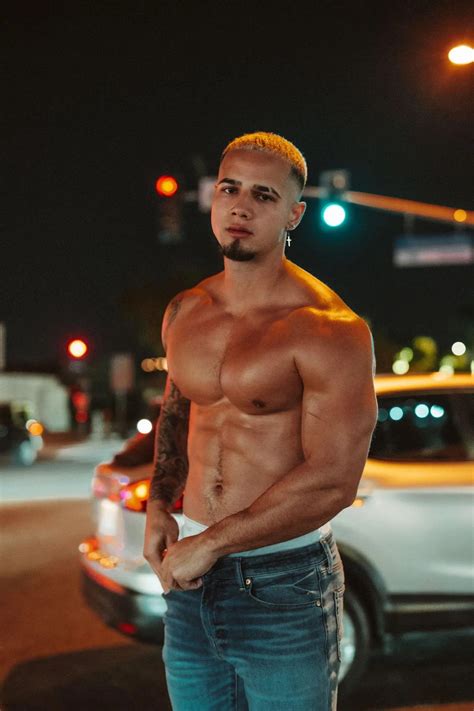 Mira al atractivo modelo Jordan Torres “JT” desnudarse en la calle