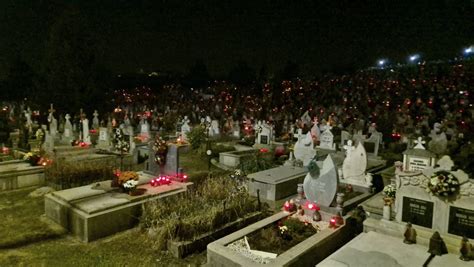 VIDEO Ziua Morților Luminația Candele aprinse în Cimitirul din Alba