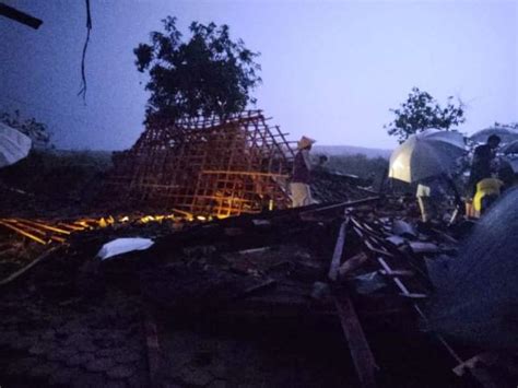 Angin Kencang Terjang Grobogan Akibatkan Rumah Roboh Dan Pohon Tumbang