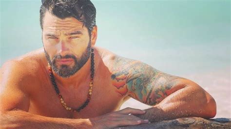 ademas de modelo de  vive hernan drago