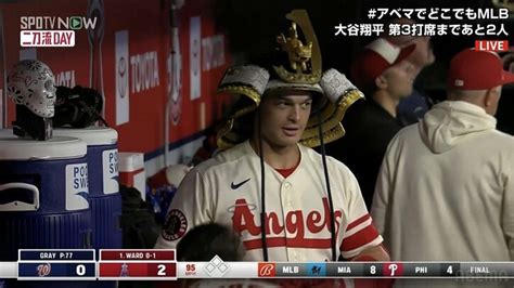 手荒い祝福でまたも兜破壊！ 大谷翔平の新相棒オホッピー、援護弾で「一番兜が似合う」「イケメン」も「そこ叩くから壊れるんだろw」「誰がはたいた