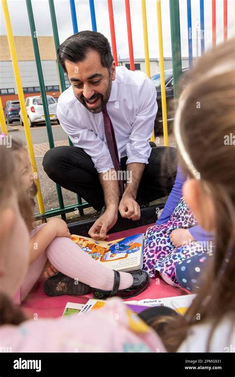 Le Premier Ministre Humza Yousaf Lors D Une Visite Une P Pini Re De