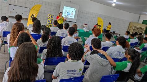 Detran realiza palestras para conscientizar jovens sobre prevenção de