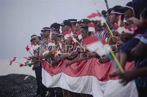 Pengibaran Bendera Merah Putih Di Pulau Kecil Terluar Batam ANTARA Foto