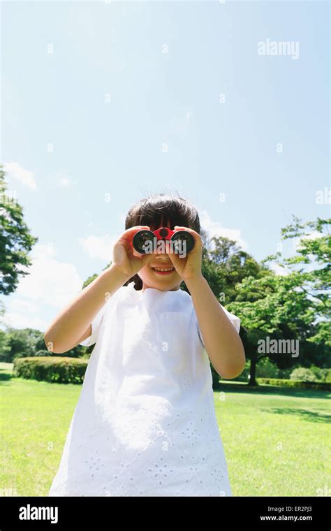 Jeune Fille Avec Des Jumelles Banque De Photographies Et Dimages à