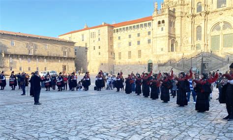 A Real Banda de Gaitas da Deputación toca en Santiago para un grupo de