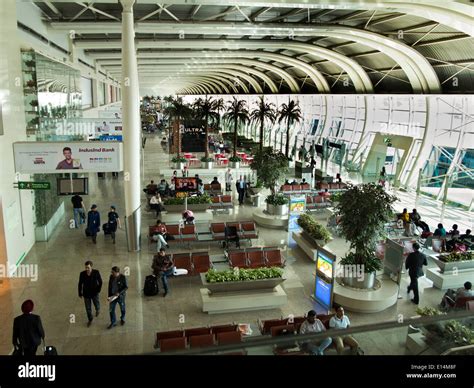 Airport terminal passengers Fotos und Bildmaterial in hoher Auflösung