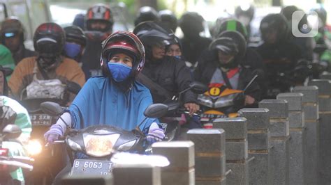 Bagi Pengusaha Imbauan Bekerja Di Rumah Bagai Makan Buah Simalakama