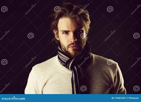 Homem Barba E Olhar Atento Veste Cachecol Listras Imagem De