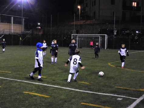 CALCIO IL DERBY TRA LE SQUADRE UNDER 10 DEL G S O BALLABIO SI TINGE