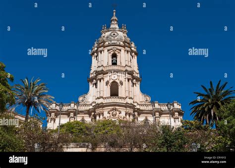 La Fachada Barroca Siciliana De 1702 Del Duomo Di San Giorgio Catedral