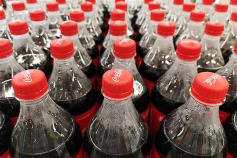 Zaporozhye Ucrania 20 De Julio De 2018 Primer Plano De Botellas De Refrescos De Coca Cola