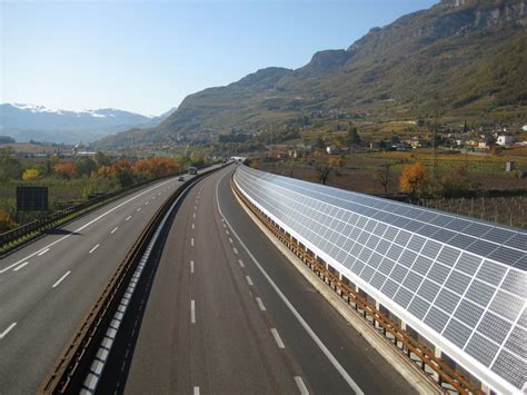 Barriera Fonoassorbente Con Pannelli Fotovoltaici A Protezione Dell