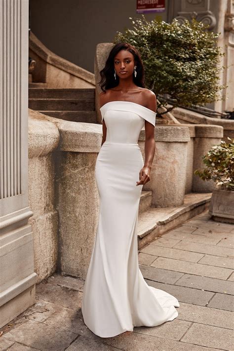 22 Elegant Wedding Dresses For A Timeless Bridal Look