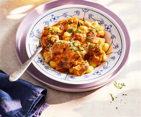 Sauerkraut Rahm Gulasch Mit Gnocchi Cookidoo Das Offizielle