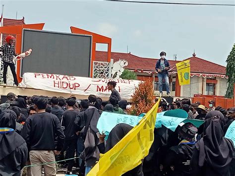 PMII Sumenep Usung Keranda Mayat Ke Pemkab Tuntut Kadis Pendidikan