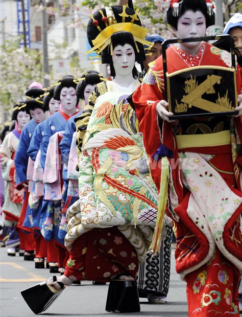 江戸時代の吉原伝統「花魁道中」、現代によみがえる 写真3枚 国際ニュース：afpbb News