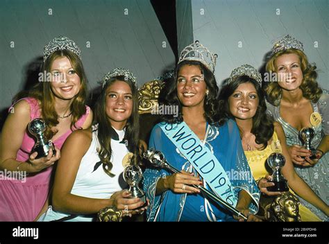 Miss World 1976 Cindy Breakspear, Jamaika mit (von links) Miss Finnland ...