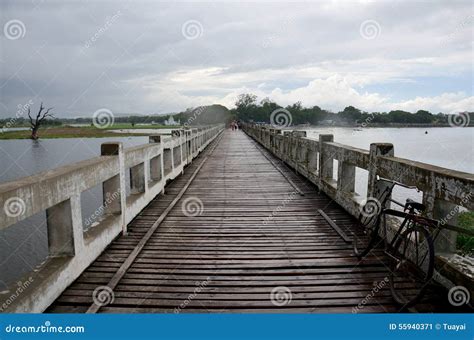 Ponte A Mais Longa De Madeira De U Bein No Tempo Rainning Em Amarapura