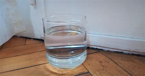 Para qué sirve dejar un vaso de agua detrás de la puerta