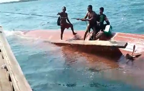 Kapal Kayu Bermuatan 3 Penumpang Dan 7 Ton Ikan Tenggelam Di Perairan