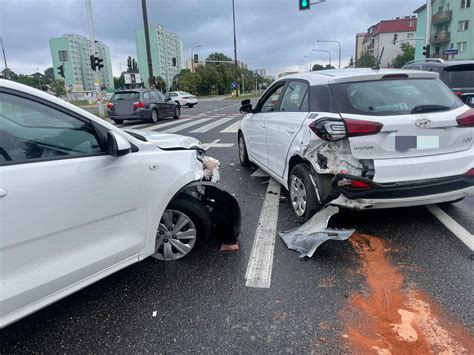 Zderzenie dwóch aut na Mokotowie Występują duże utrudnienia w ruchu