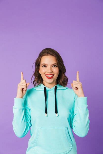 Imagen De Una Mujer Joven Hermosa Emocionada Que Presenta Aislada Sobre