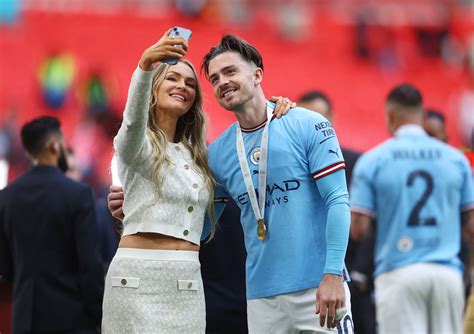 Jack Grealish selfie ăn mừng cùng nữ MC xinh đẹp