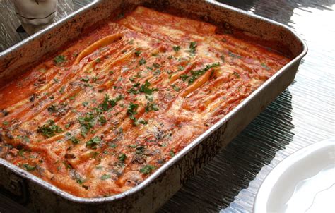 Dinner Party With Lasagna - Bestfashi